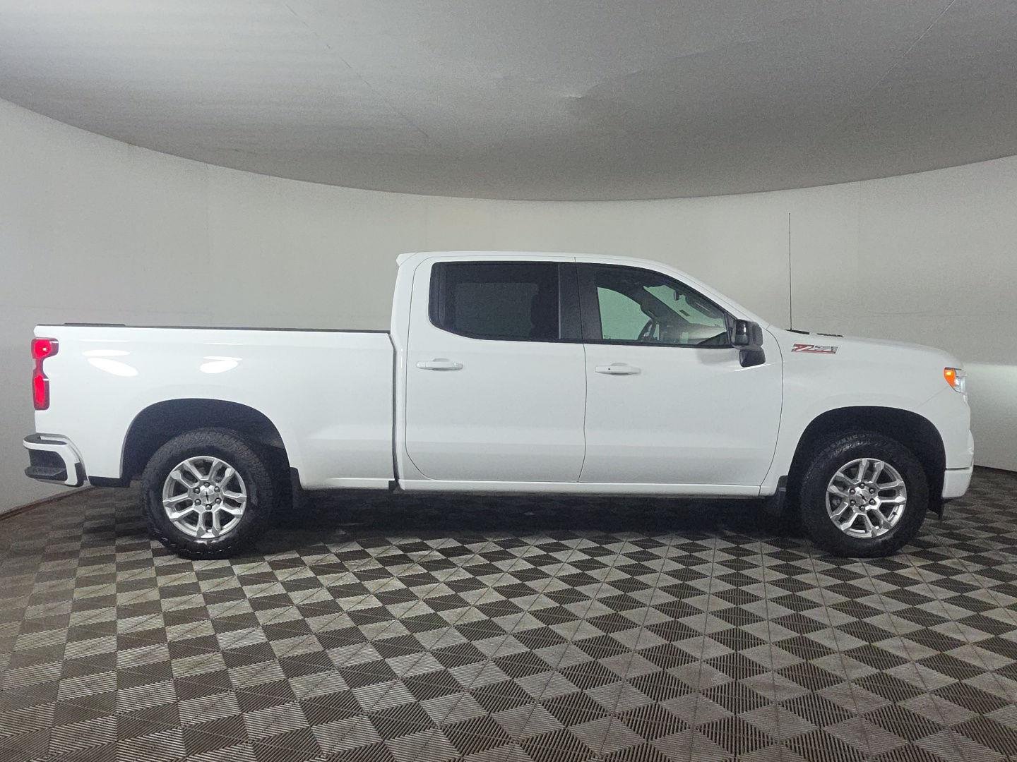 Used 2025 Summit White Chevrolet RST image 4