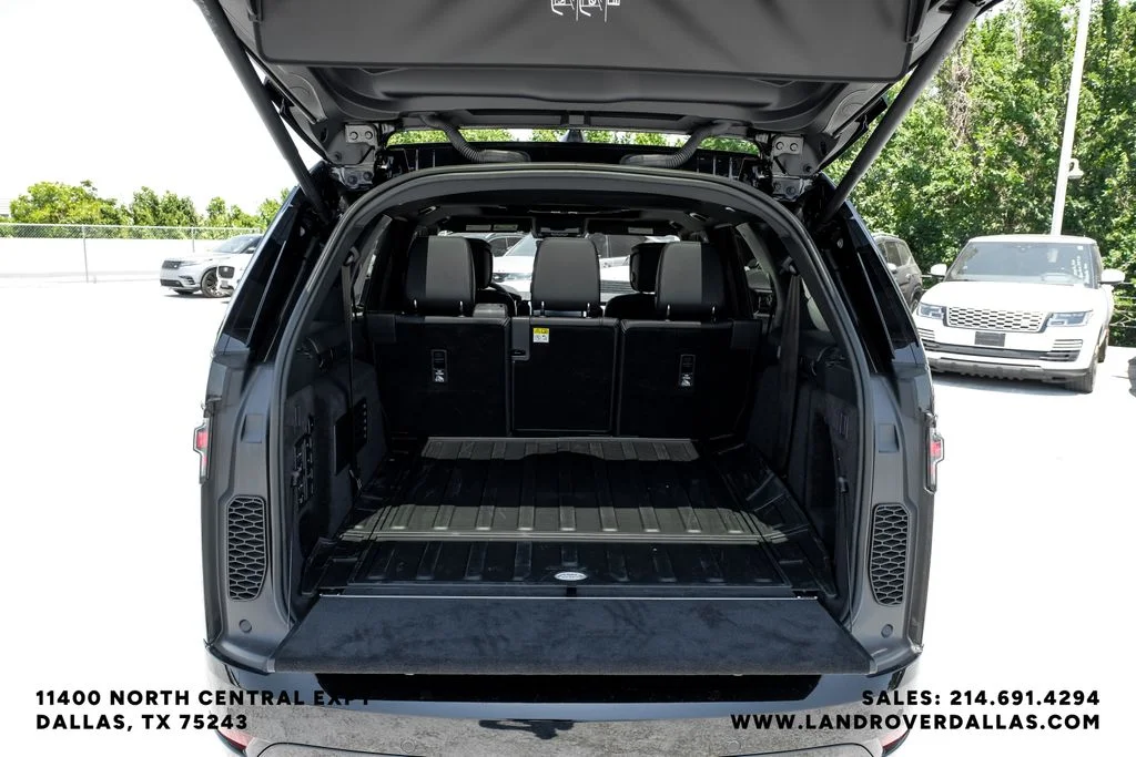 New 2026 Santorini Black Metallic Land Rover Dynamic SE image 52