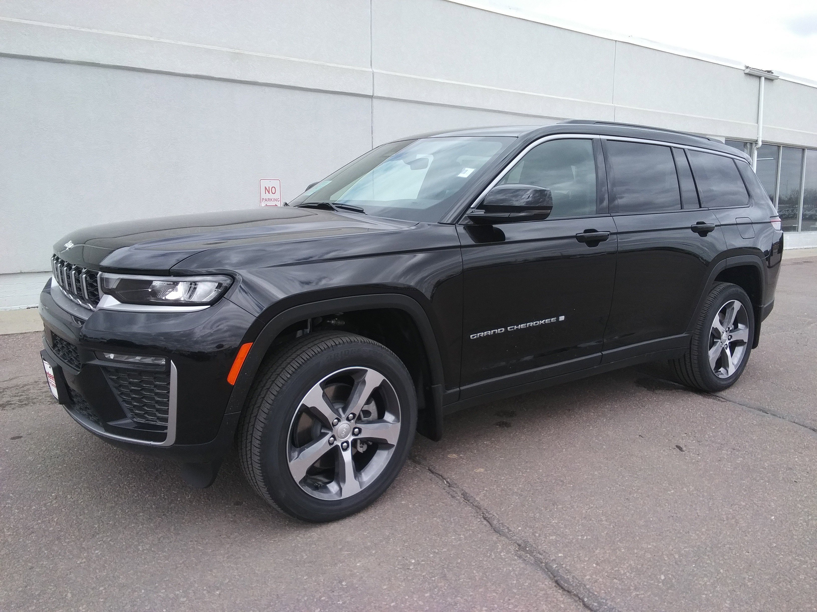 New 2026 Diamond Black Crystal Pearl-Coat Exterior Paint Jeep Limited image 2