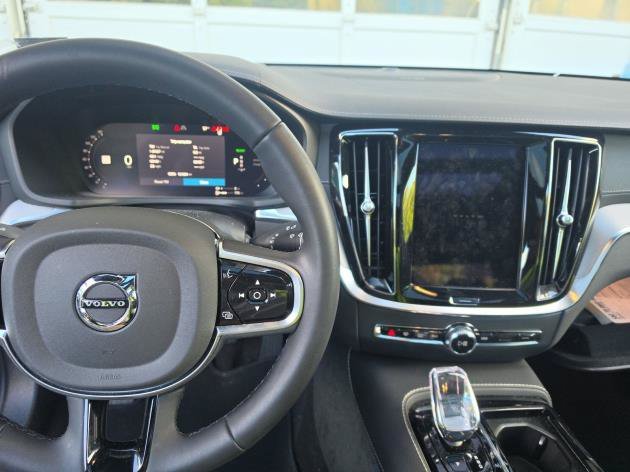 Certified Used 2025 Crystal White Pearl Volvo T8 Ultra Black Edition image 7