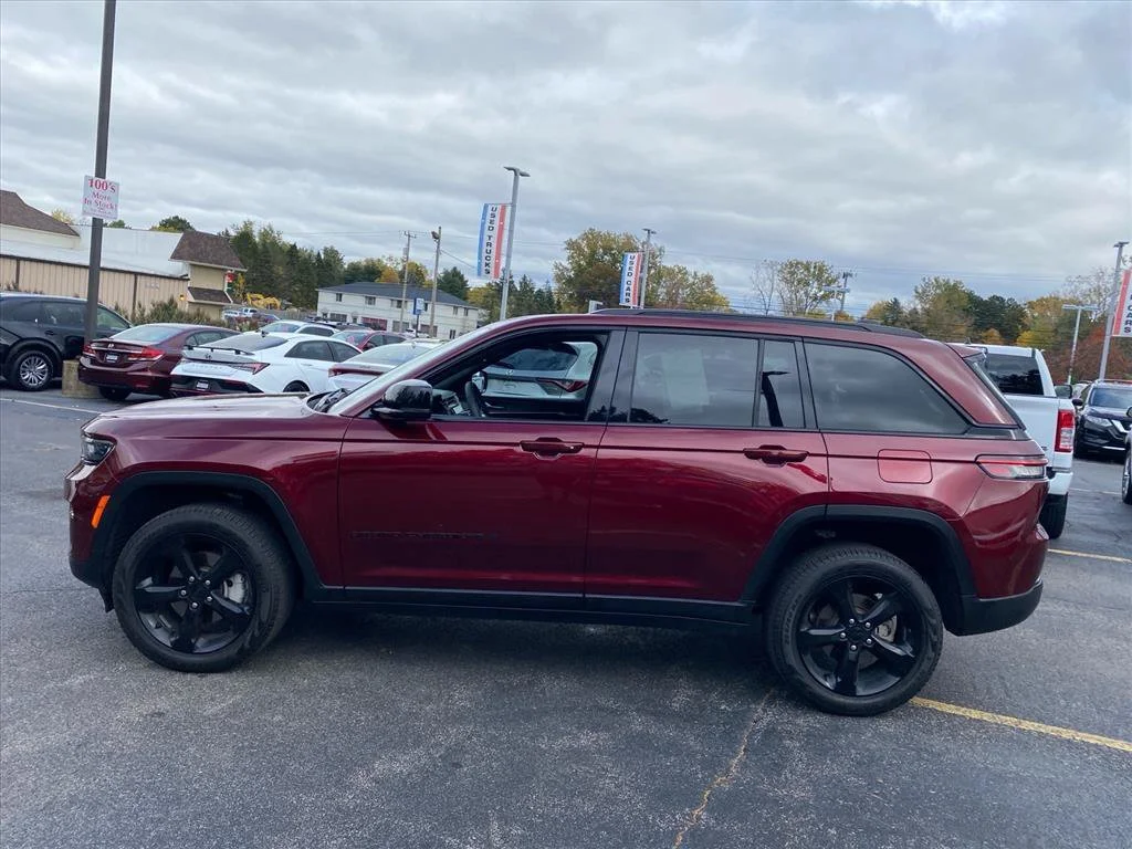 Used 2024 Velvet Red Pearlcoat Jeep Limited image 4
