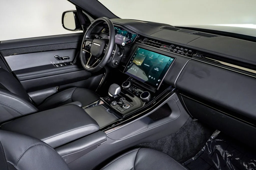 Used 2023 Eiger Gray Metallic Land Rover SE Dynamic image 13