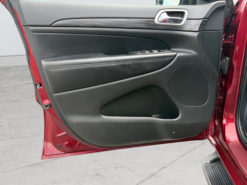 Used 2022 Red Jeep Laredo X image 9