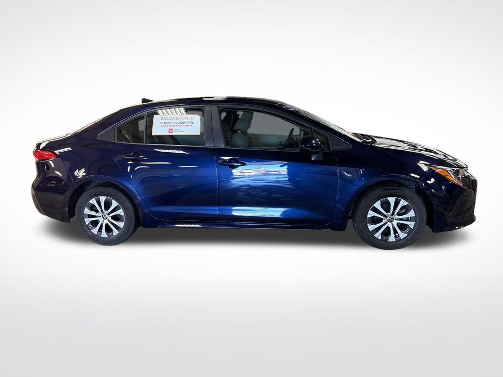 Used 2022  Toyota LE image 6