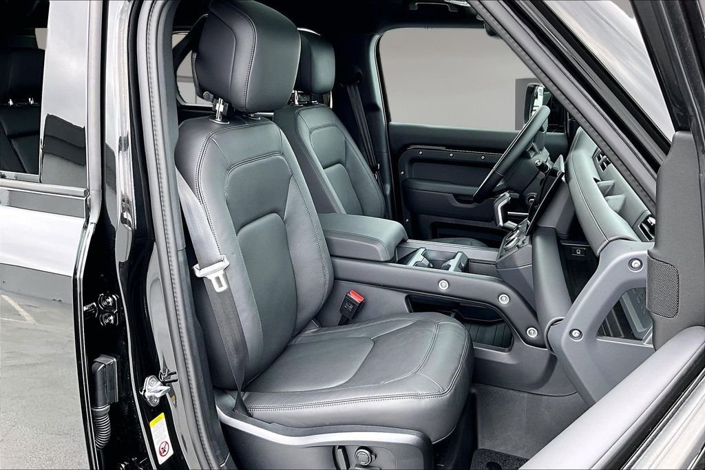 New 2026 Black Land Rover X-Dynamic SE image 11