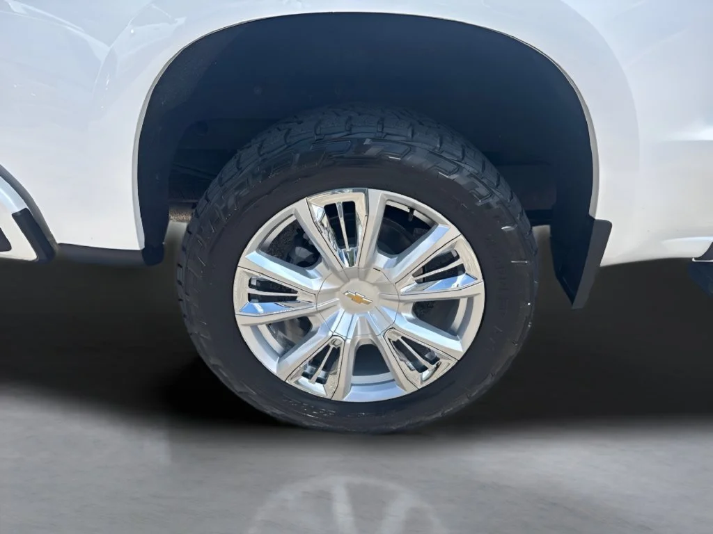 Used 2023 Iridescent Pearl Tricoat Chevrolet High Country image 37