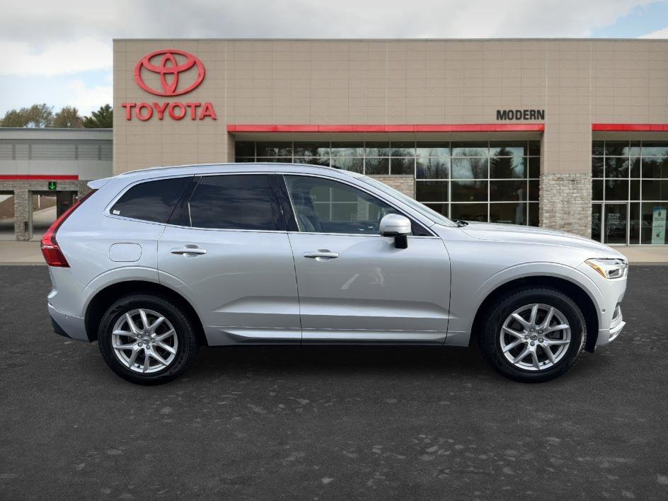 Used 2019 Bright Silver Metallic Volvo Momentum image 3