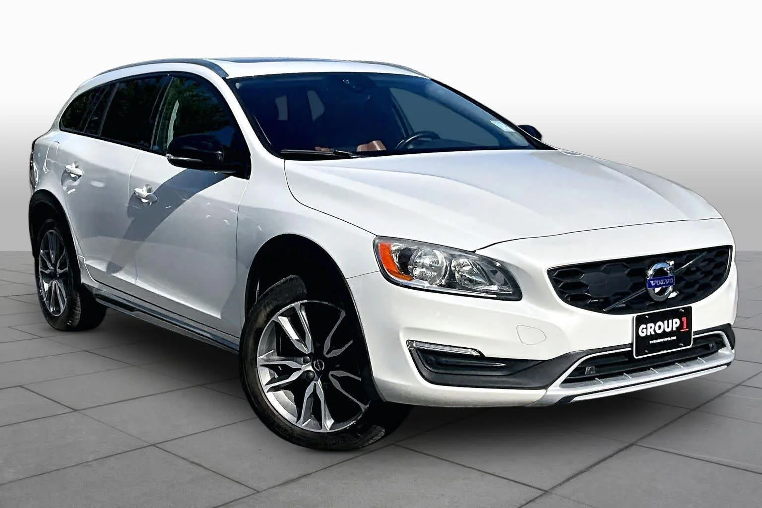 Used 2018 Crystal White Pearl Metallic Volvo  image 3