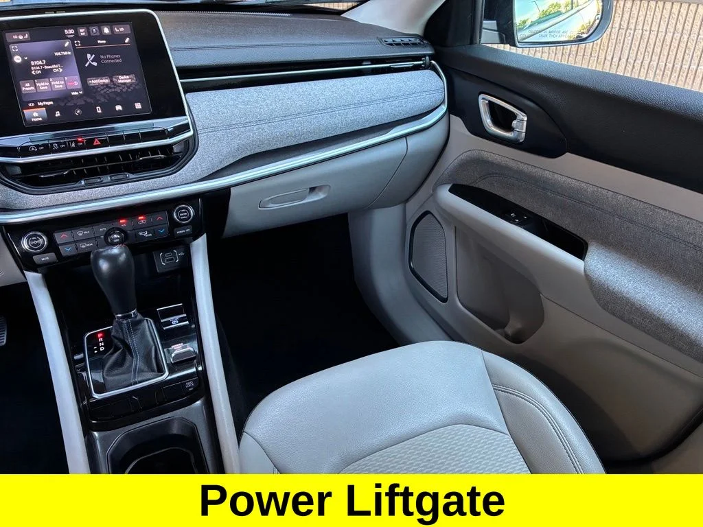Used 2022 Red Jeep Latitude image 12