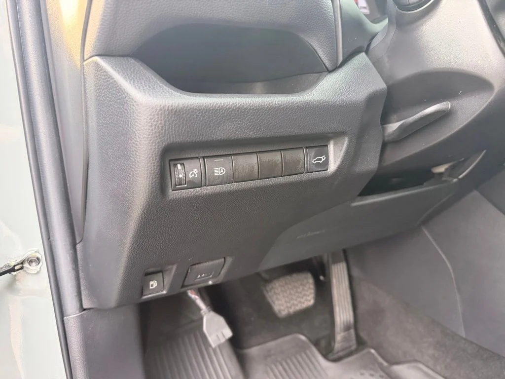 Used 2022  Toyota XLE image 16