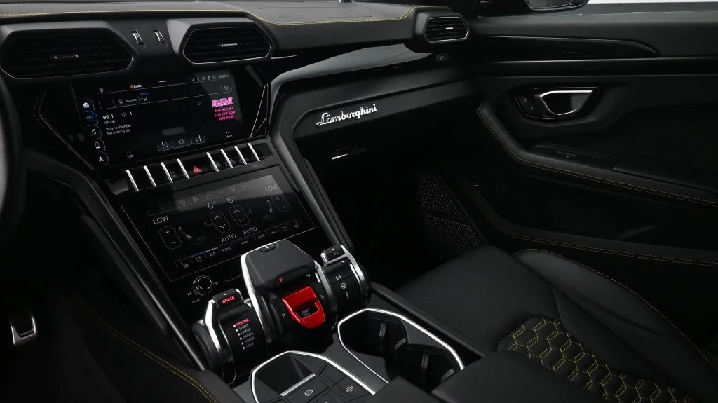 Used 2022  Lamborghini Base image 8