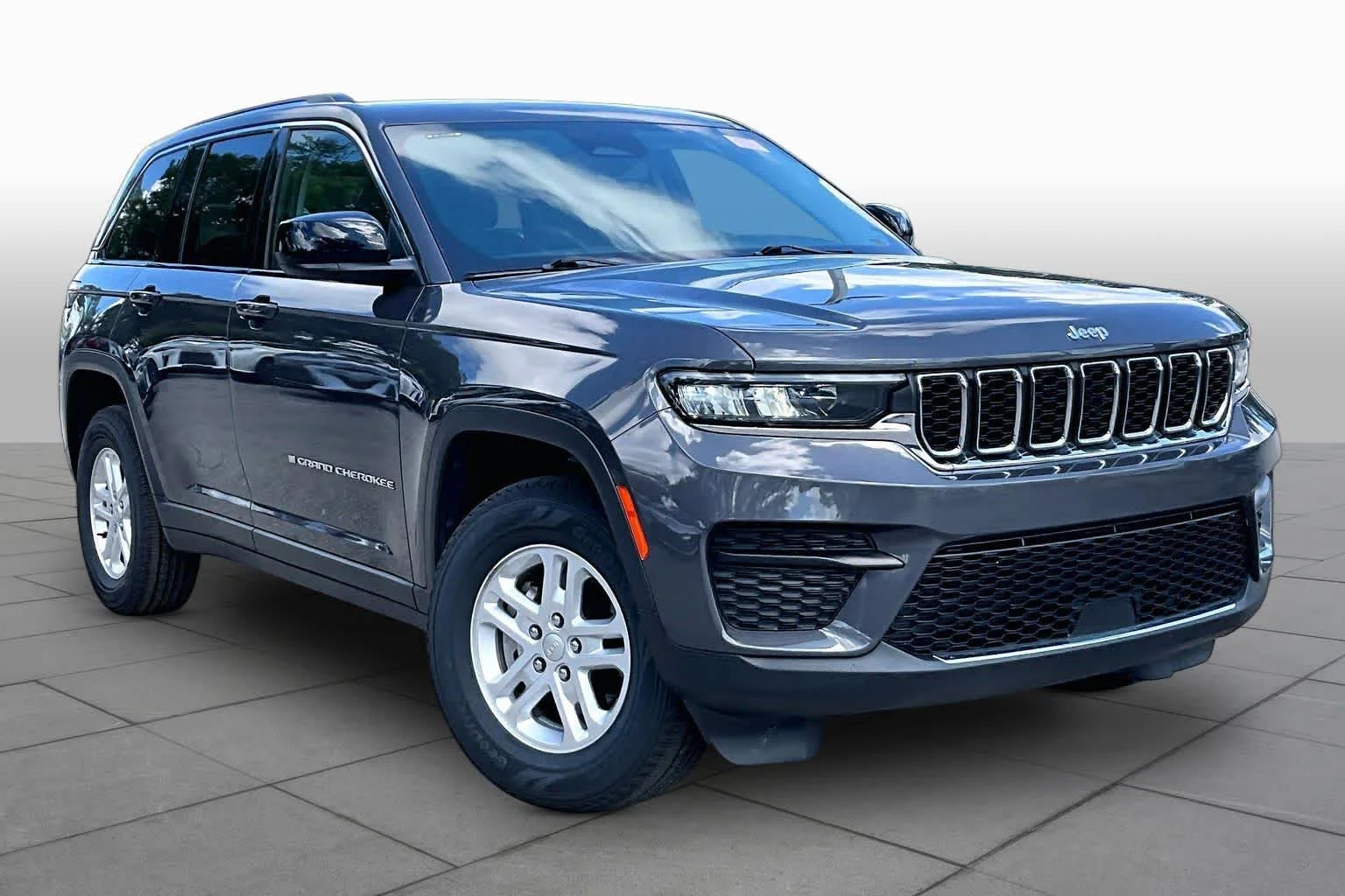 Used 2023 Baltic Gray Metallic Clearcoat Jeep Laredo image 4