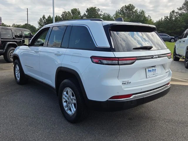 Used 2023 White Jeep Laredo image 10