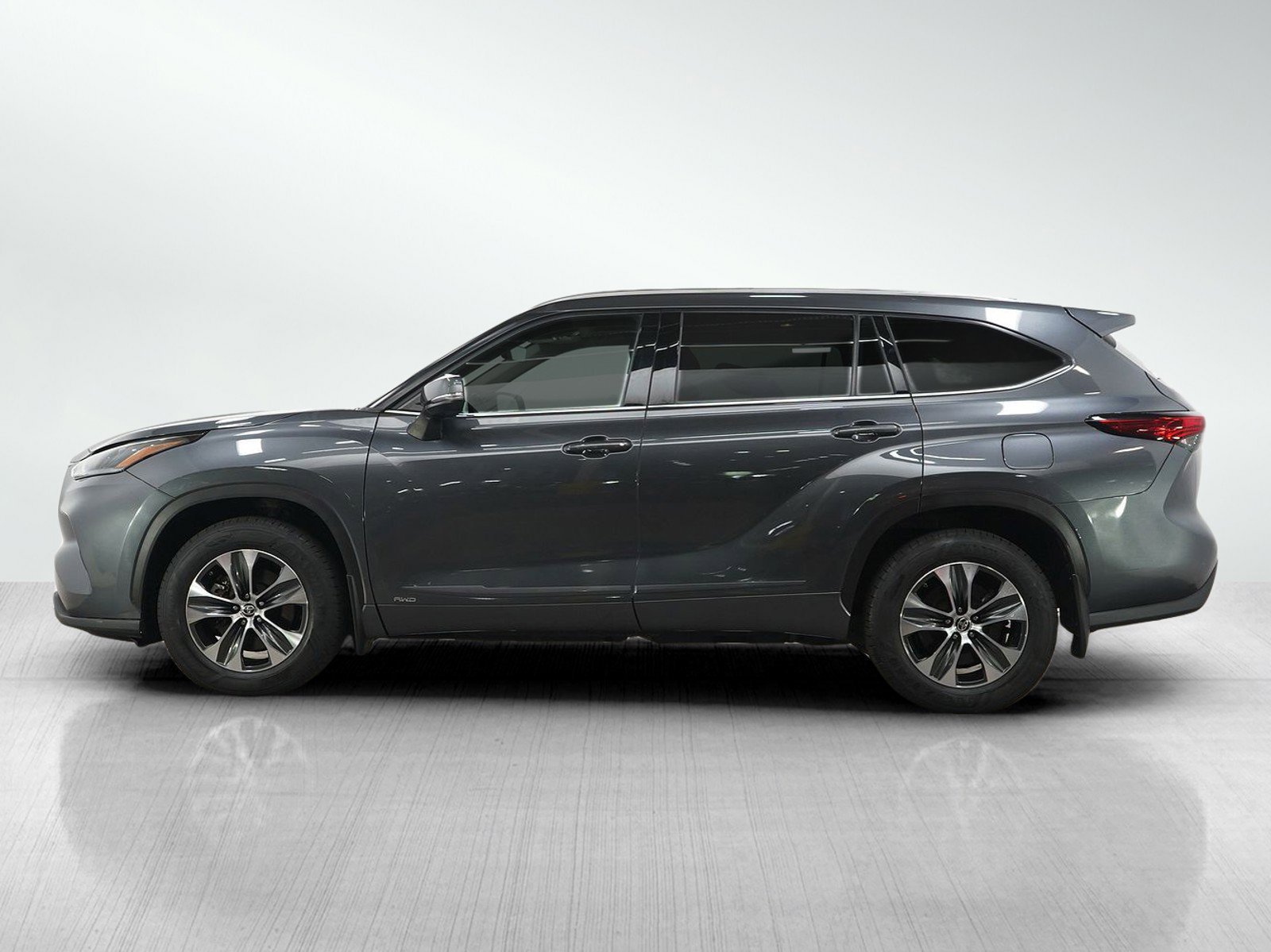Used 2021 Toyota Highlander XLE with VIN 5TDGBRCH4MS514368 for sale in Minneapolis, Minnesota