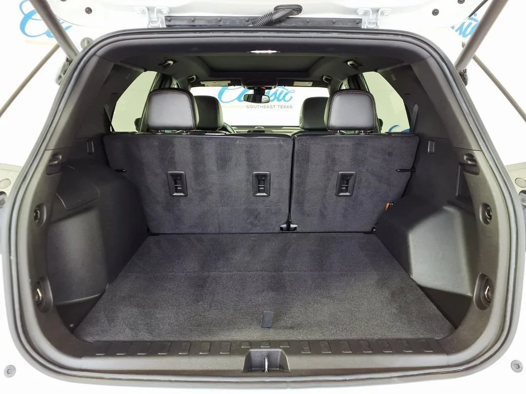 Used 2023 Summit White Chevrolet Premier image 9