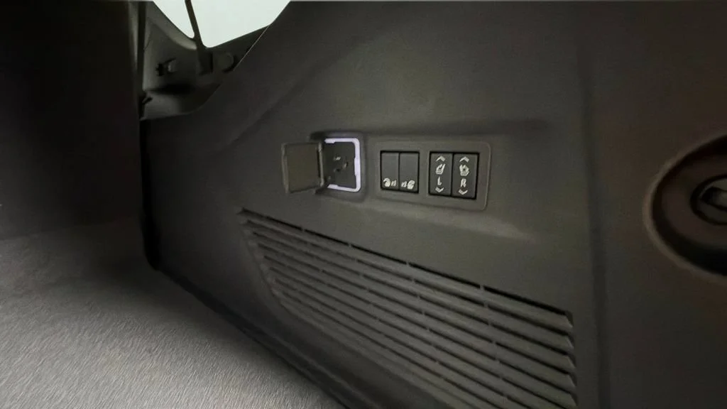 Used 2025 Summit White Chevrolet LT image 30