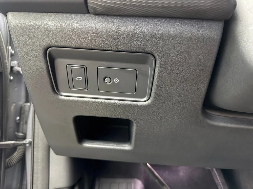 Used 2023  Land Rover S R-Dynamic image 44