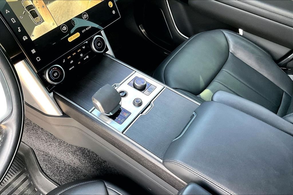 Used 2023  Land Rover SE image 14