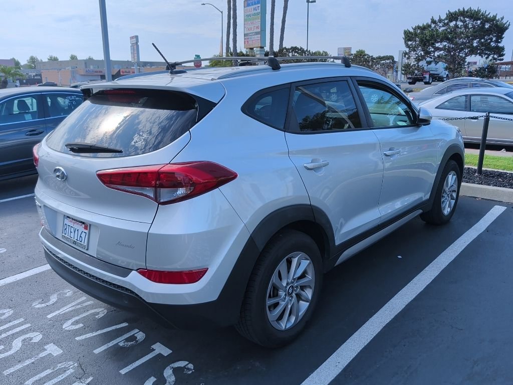 Used 2017 Silver Hyundai SE image 4