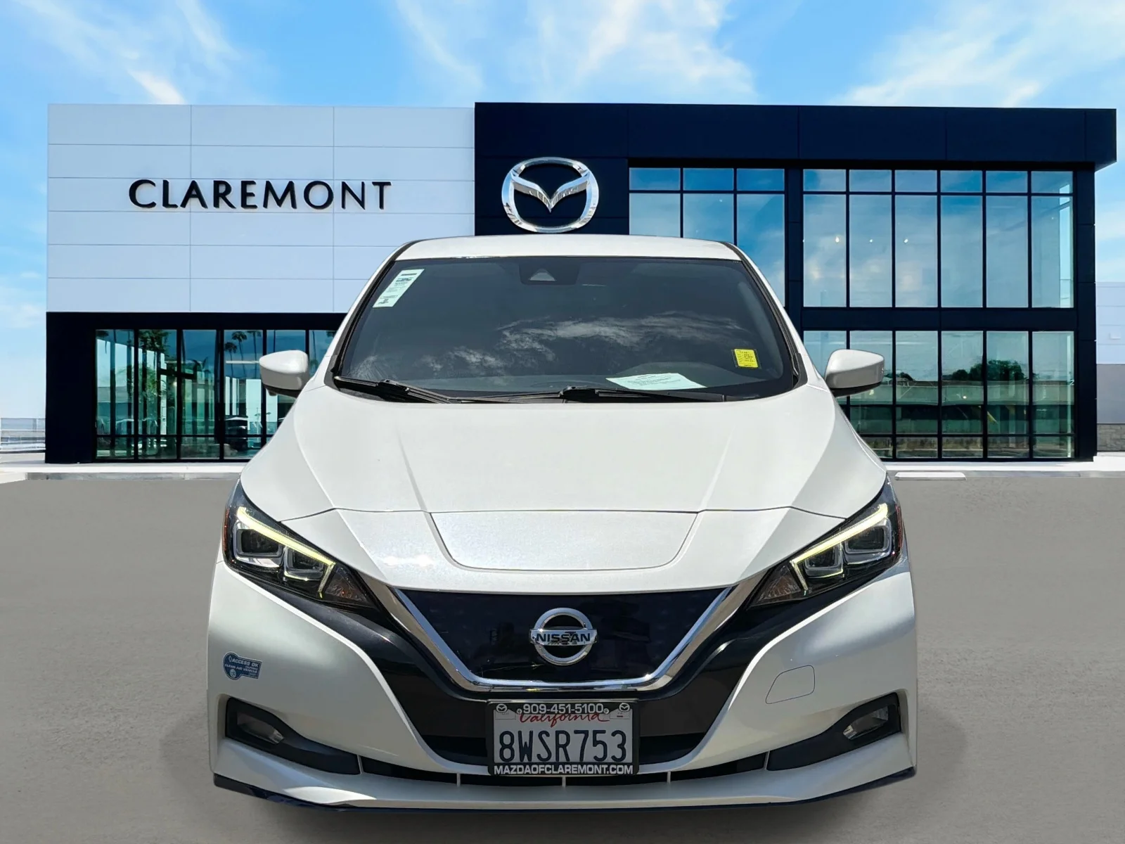Used 2021 PEARL WHITE Nissan SV PLUS HATCHBACK image 2