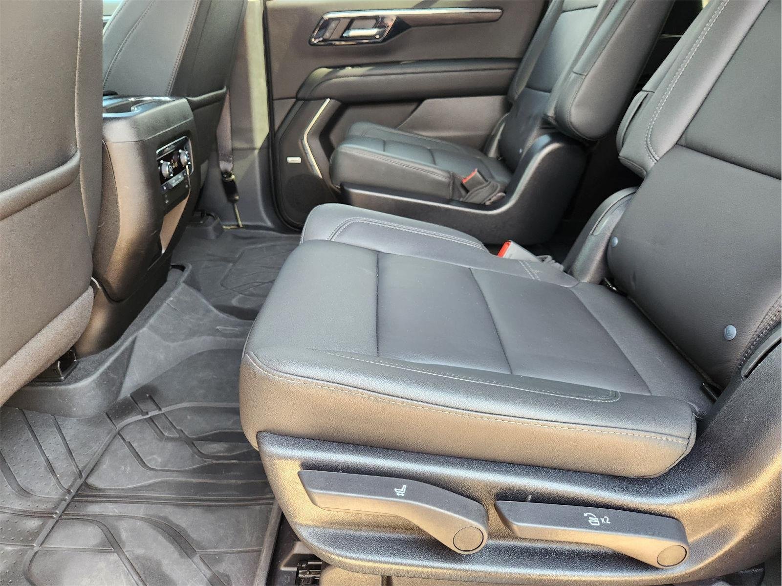 2025 Chevrolet Suburban photo 31 of 35