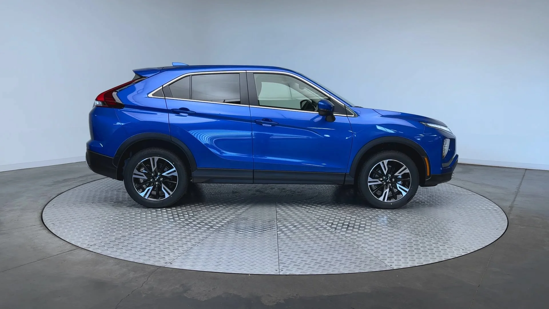 New 2026 Lightning Blue Metallic Mitsubishi SE image 9