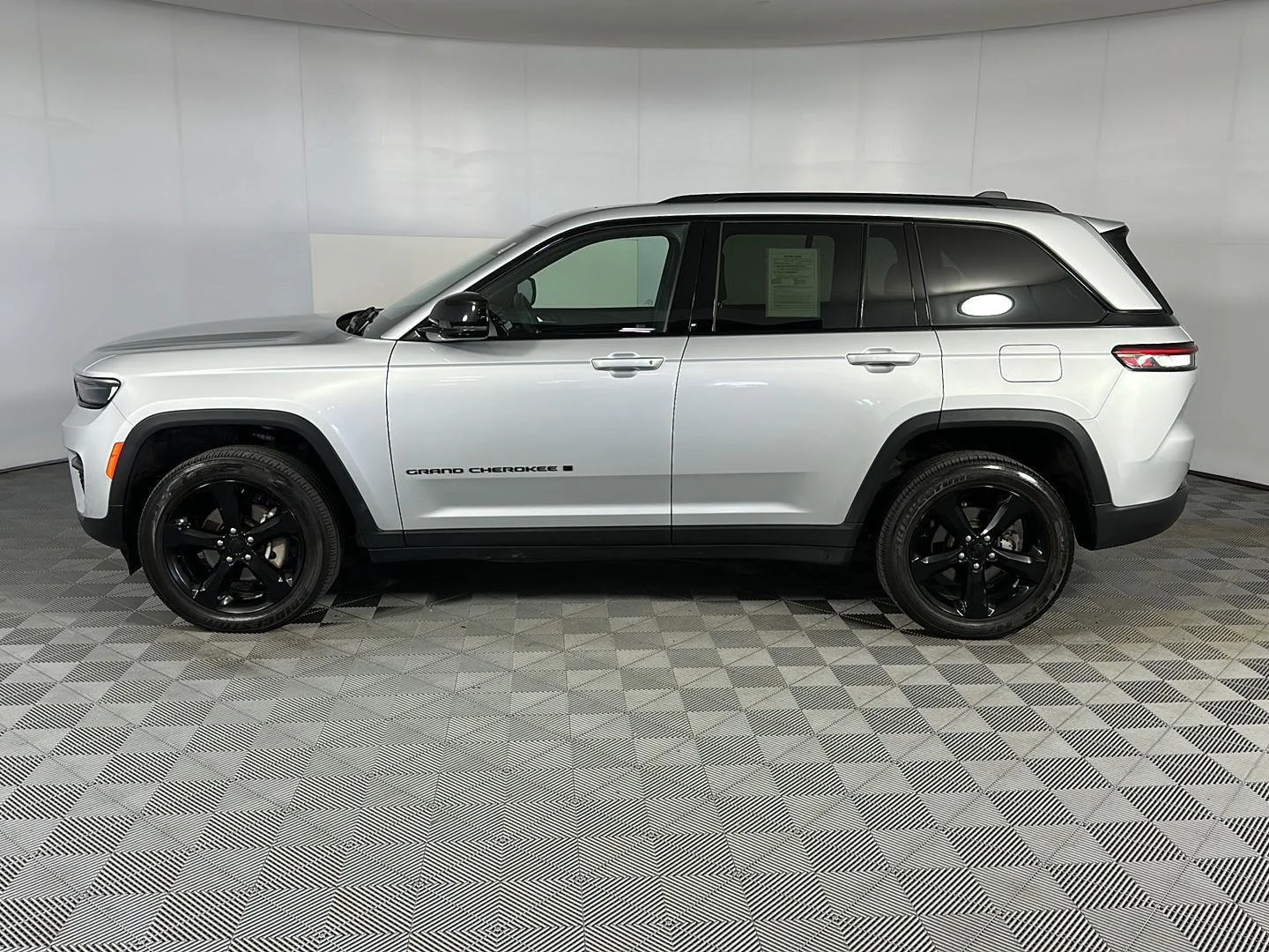 Used 2025 Silver Zynith Jeep Altitude X image 13