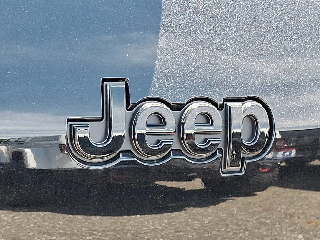 New 2026 Diamond Black Crystal Pearl-Coat Exterior Paint Jeep Laredo Altitude image 21