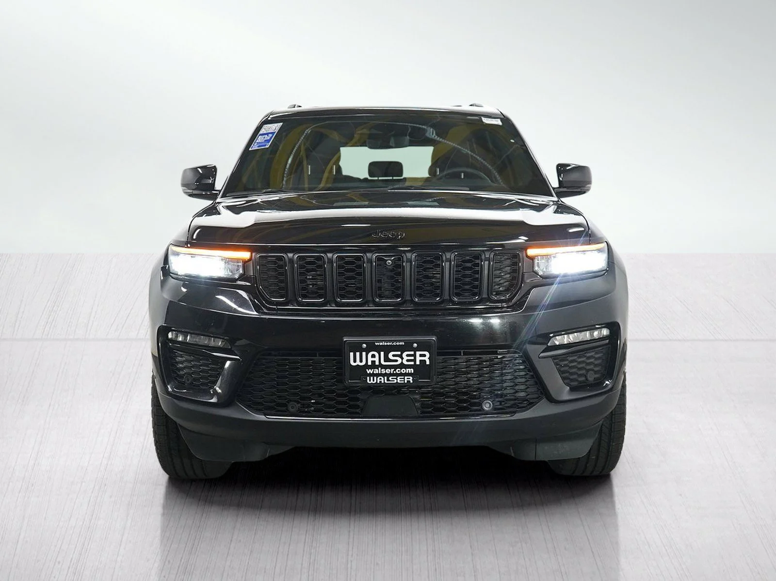 Used 2024 Diamond Black Crystal Pearlcoat Jeep Limited image 8