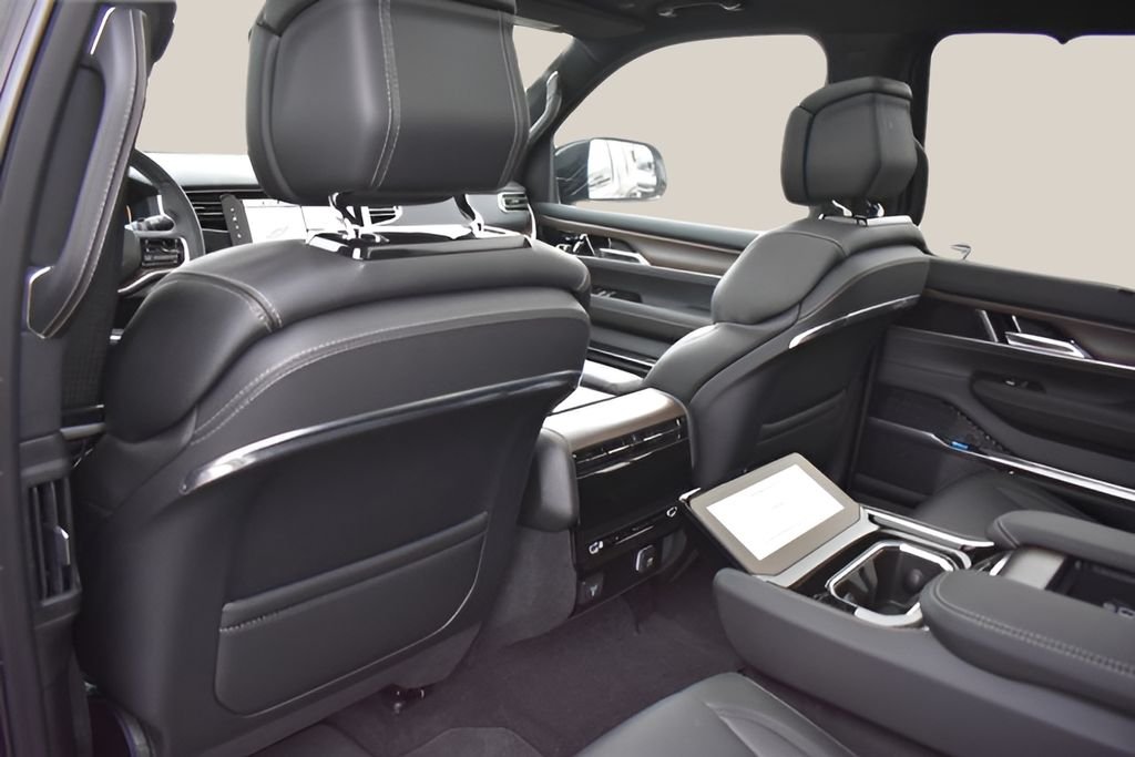 Used 2023 Black Jeep Base image 12