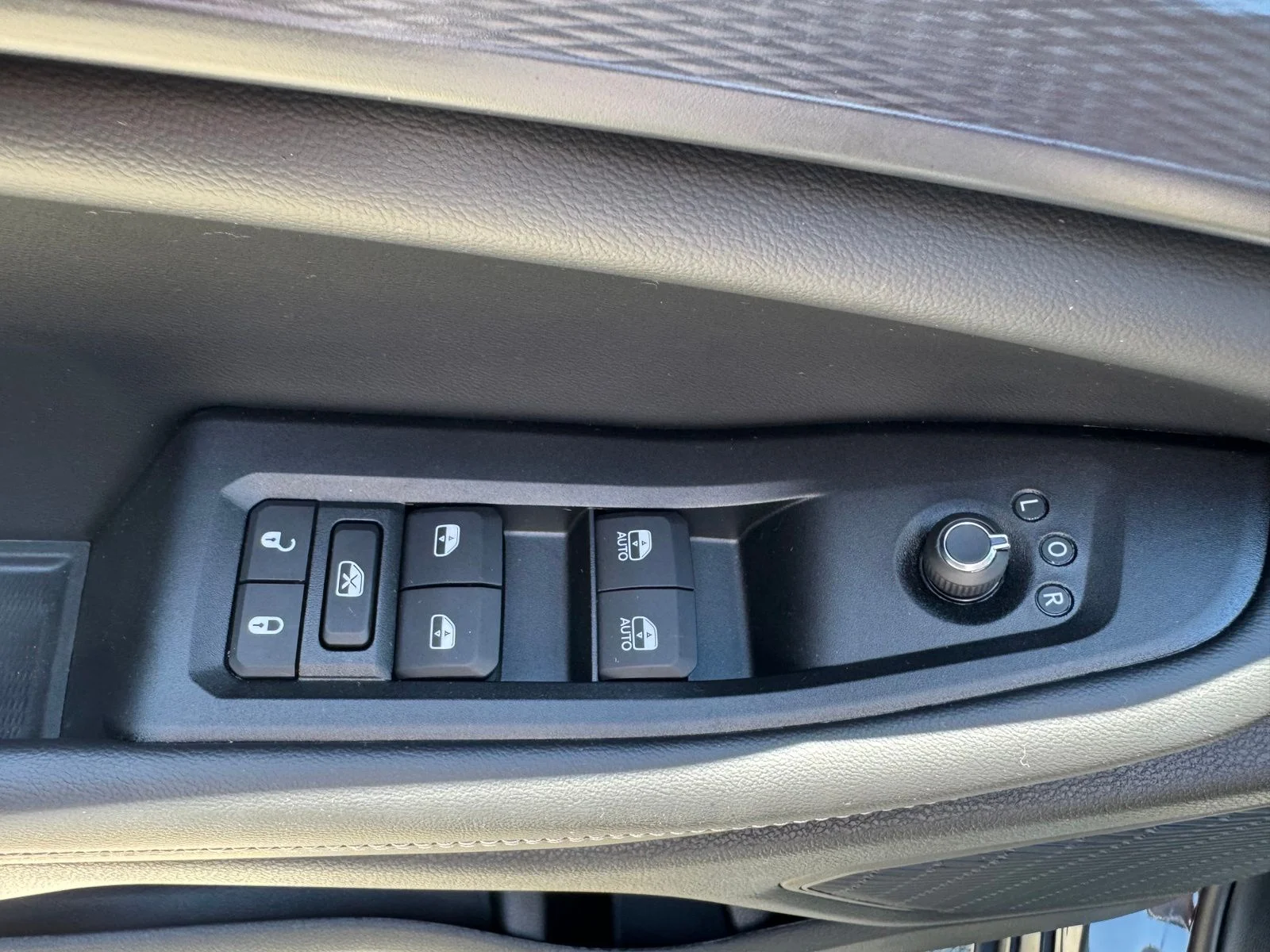 New 2026 Baltic Gray Metallic Clear-Coat Exterior Paint Jeep Laredo X image 18