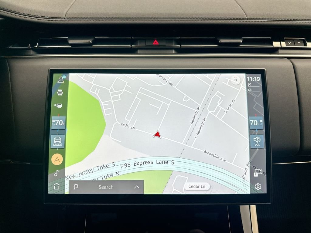 Used 2024 Fuji White Land Rover SE image 29