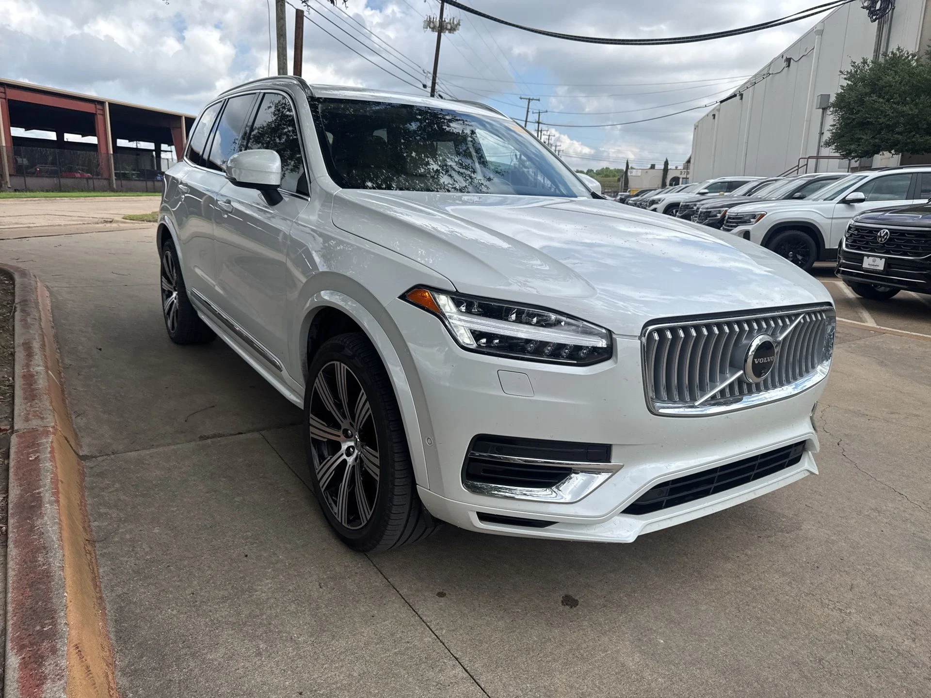 Used 2025 White Volvo T8 Plus image 3