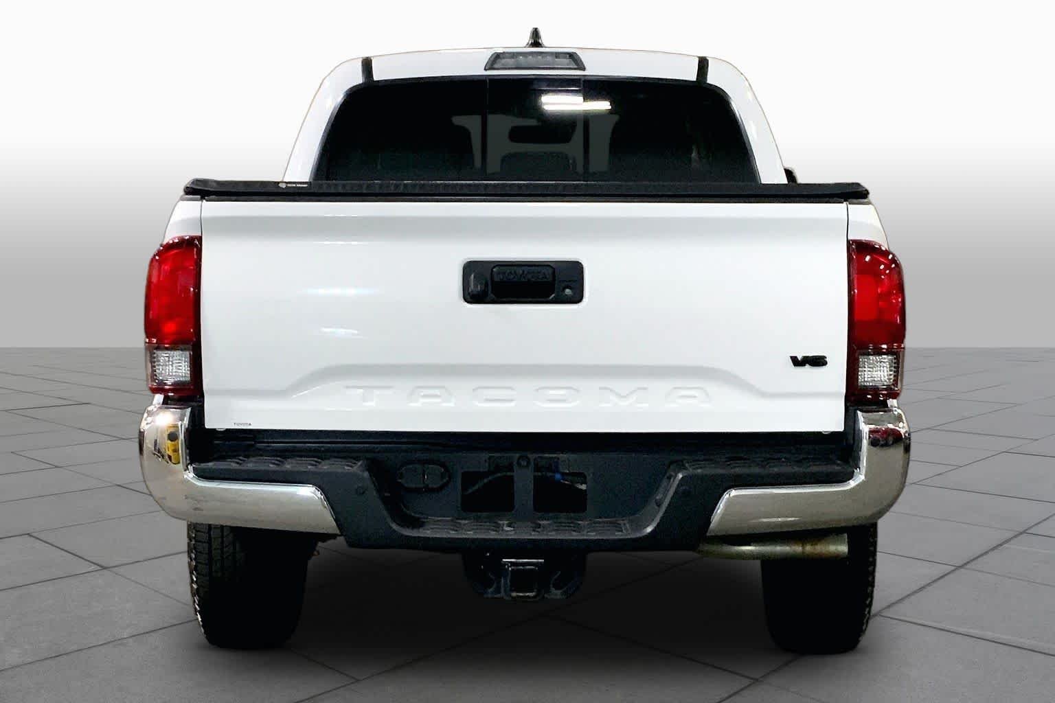 Used 2022 White Toyota SR5 image 5