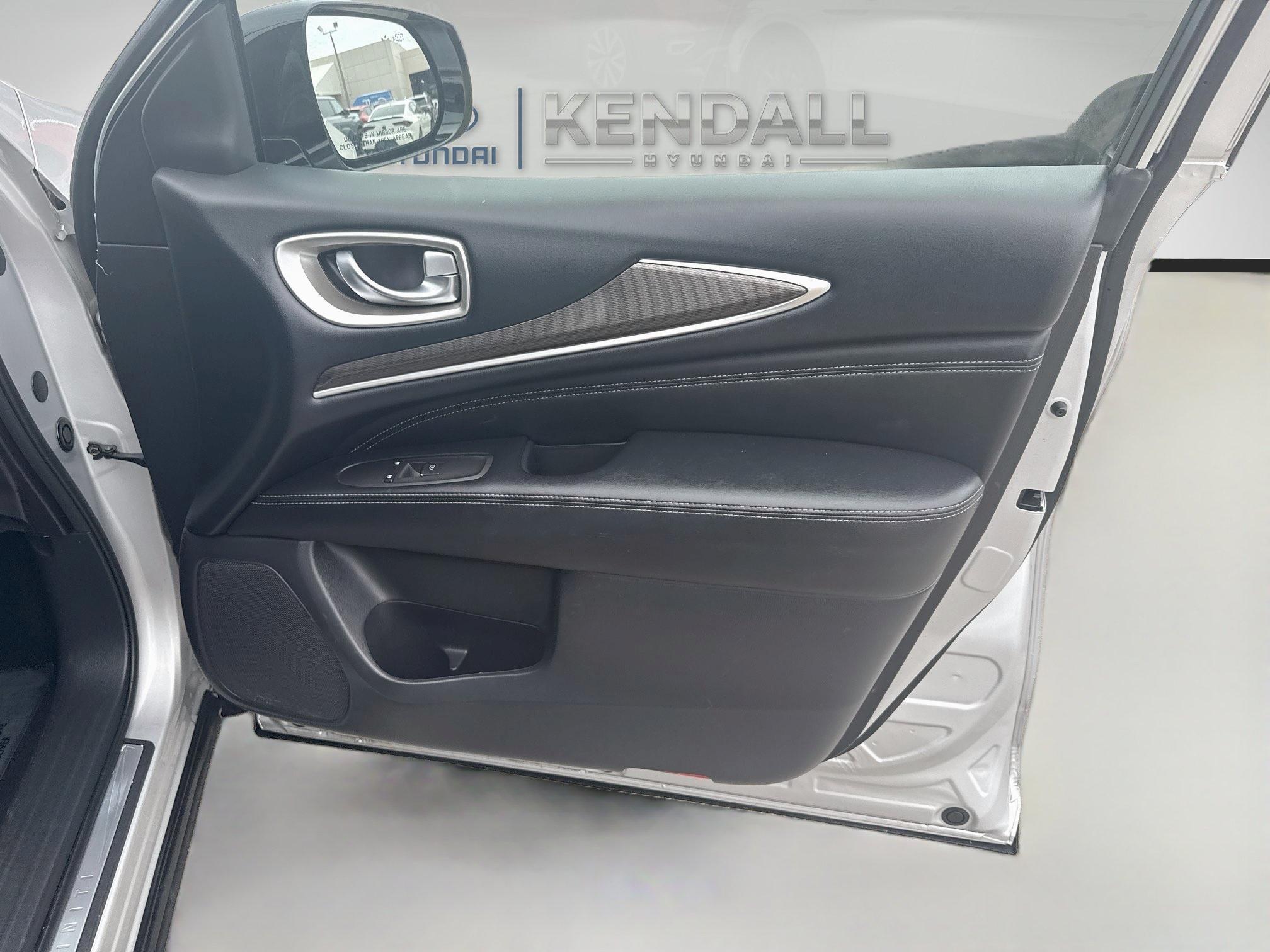 Used 2017 Liquid Platinum INFINITI Base image 31