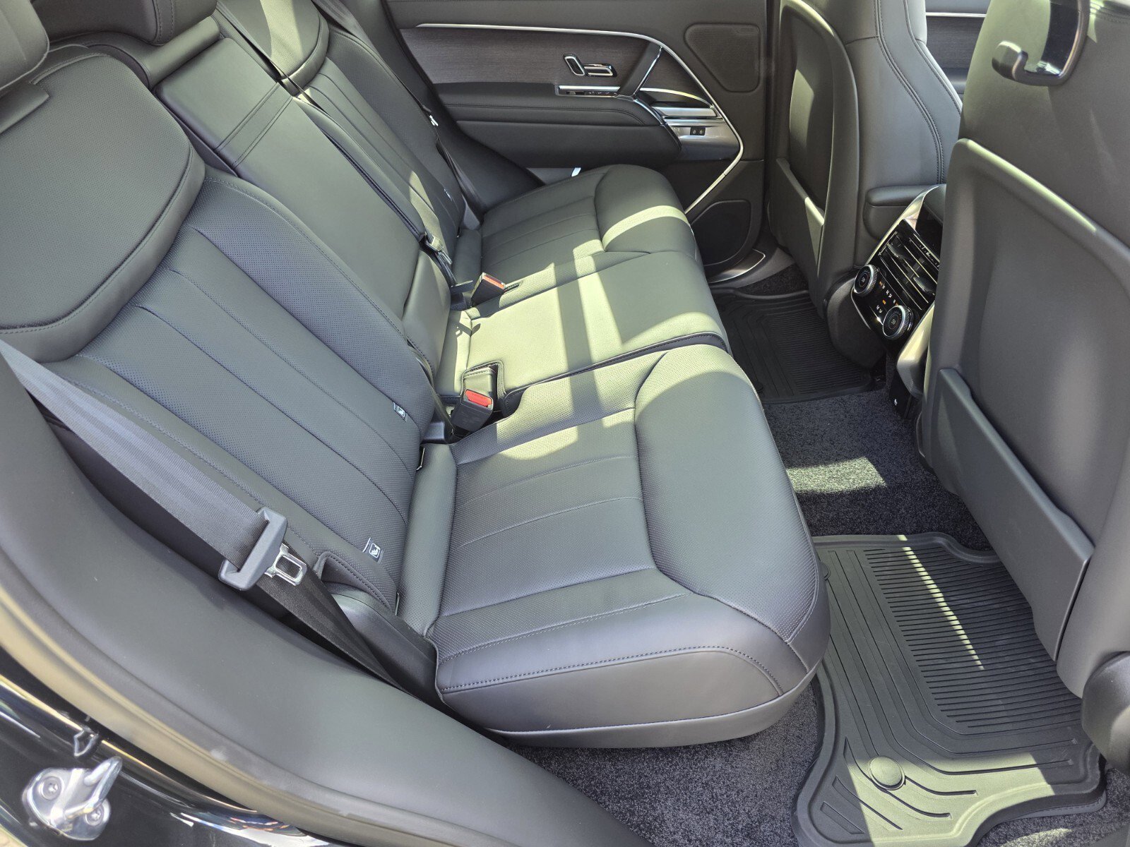 New 2026 Santorini Black Land Rover SE image 5