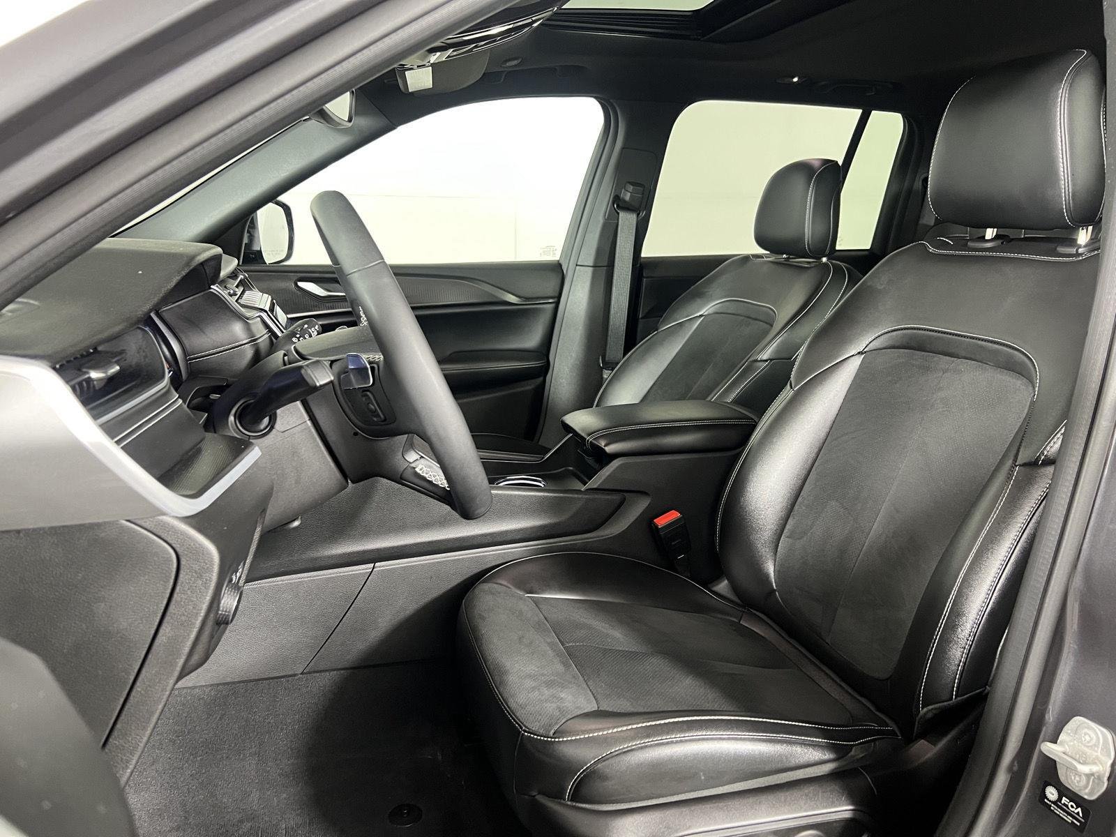 Used 2024 Baltic Gray Metallic Clearcoat Jeep Altitude image 10