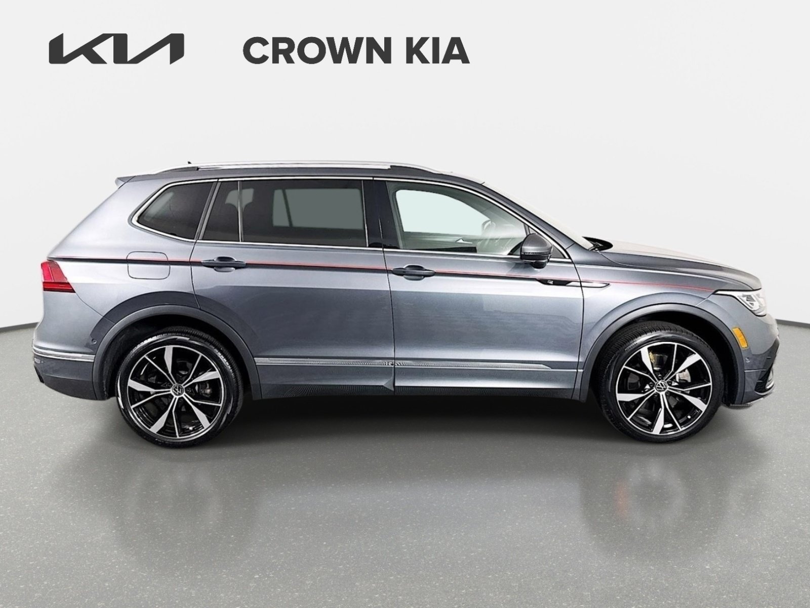 Used 2024 Gray Volkswagen SEL R-Line image 4
