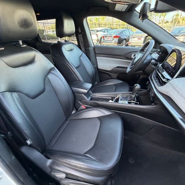 Used 2024 White Jeep Latitude image 28