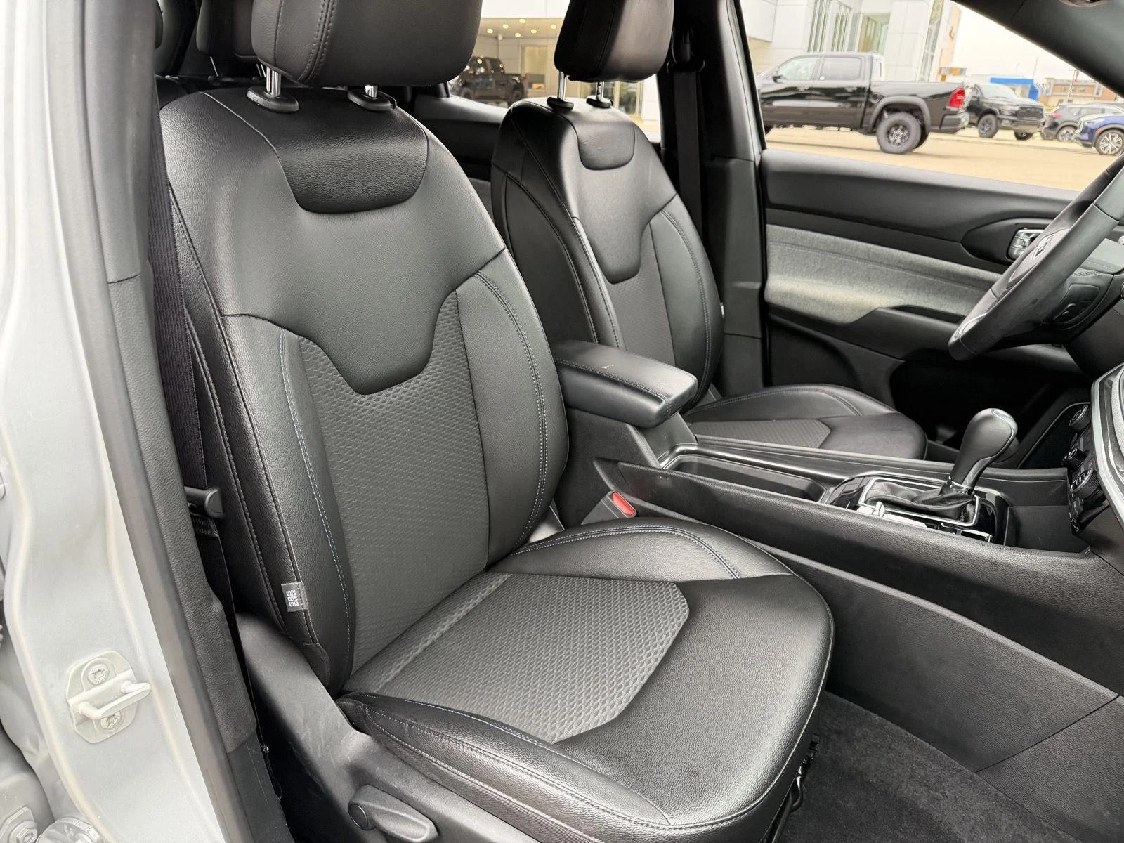 Used 2024 Silver Zynith Metallic Clearcoat Jeep Latitude image 20
