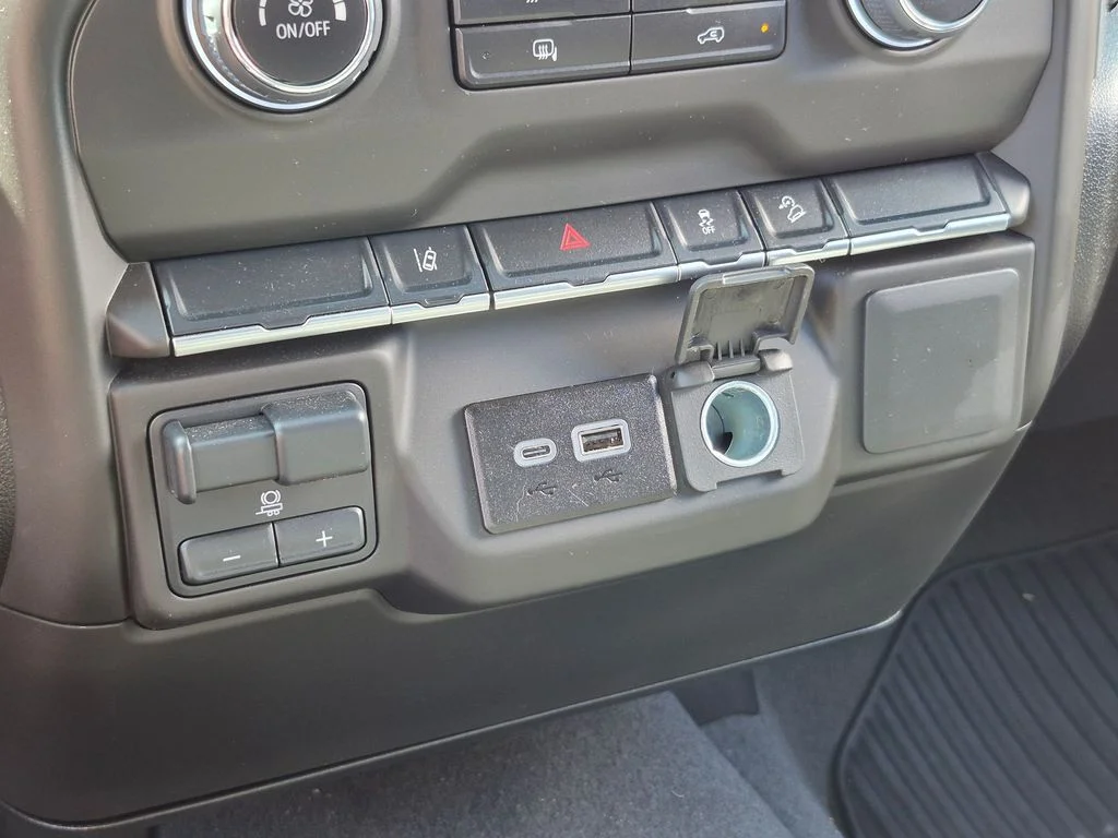 Used 2025 White Chevrolet Custom image 30
