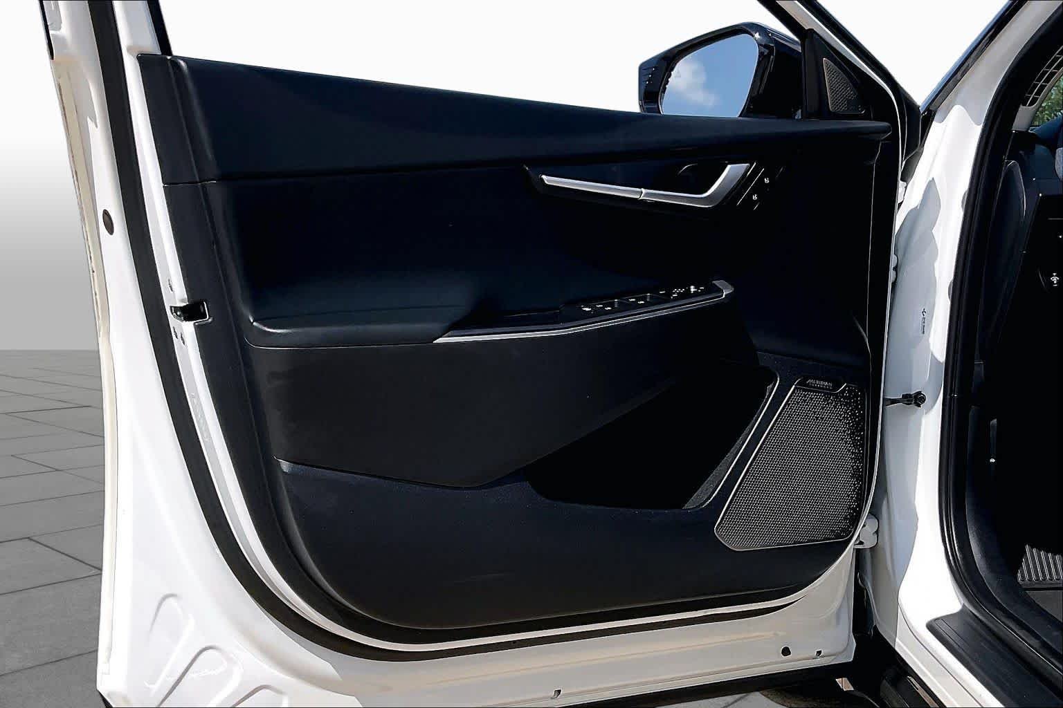 Used 2022 Snow White Pearl Kia Wind image 19