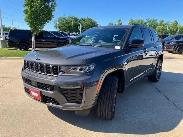 New 2026 Baltic Gray Metallic Clear-Coat Exterior Paint Jeep Limited image 3