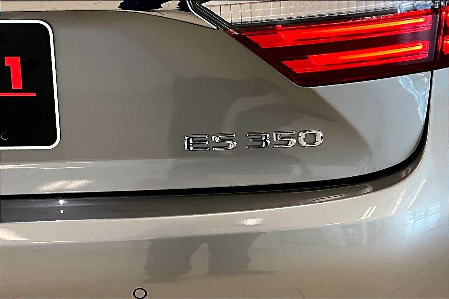 Used 2018 Atomic Silver Lexus  image 28