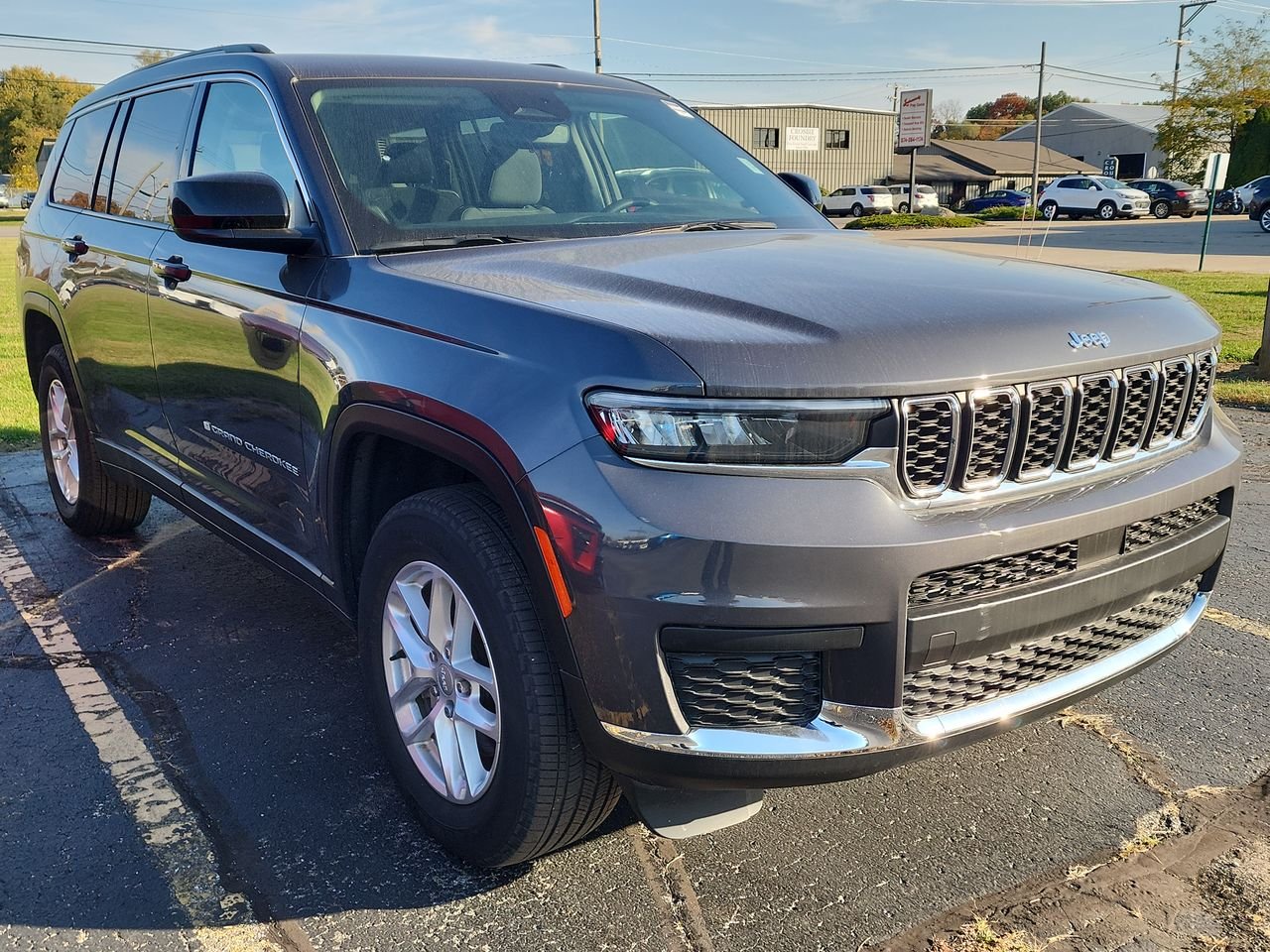 Used 2023 Gray Jeep Laredo image 1