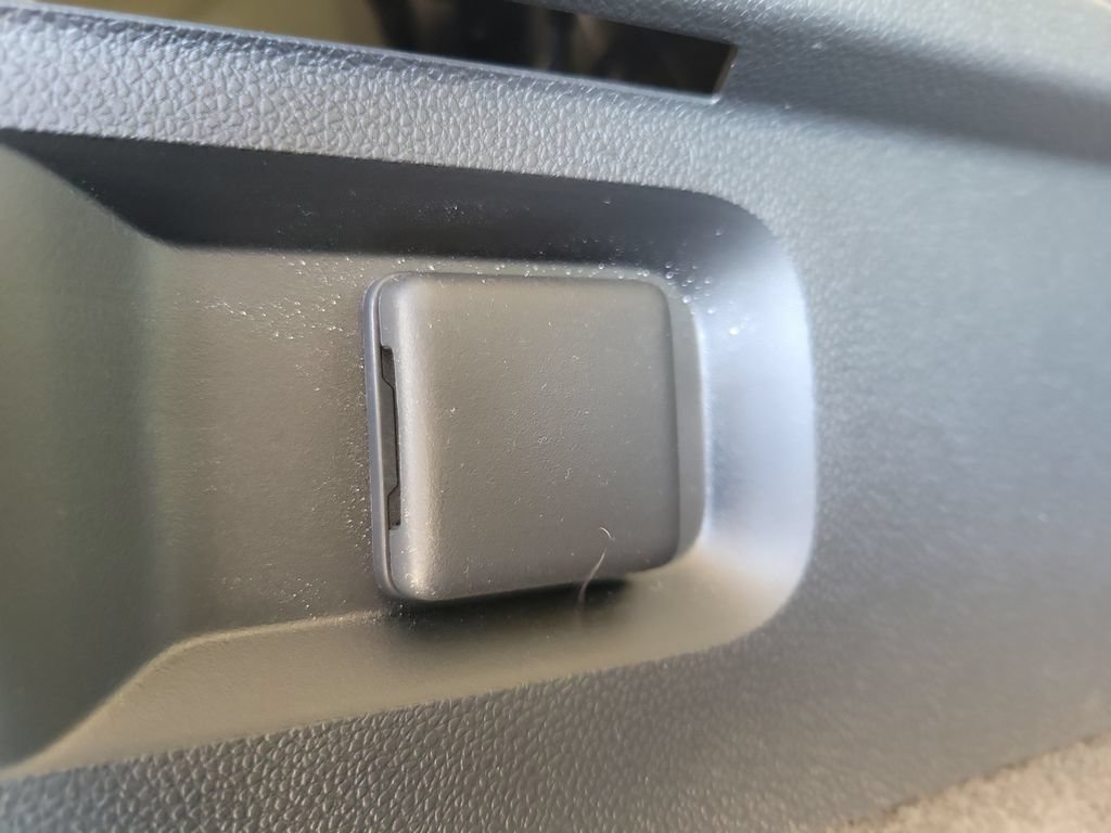 Used 2023 Summit White Buick Essence image 7