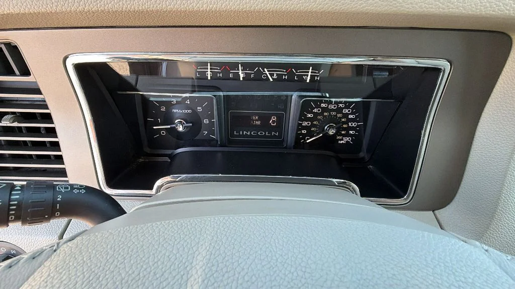 Used 2014 White Platinum Clearcoat Metallic Lincoln Base image 21