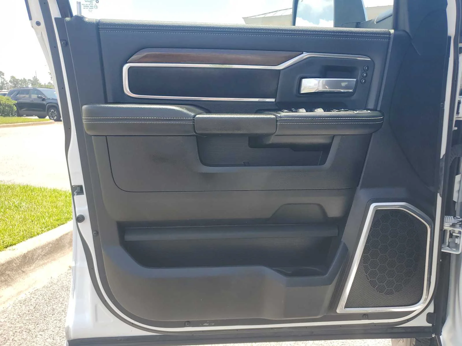 Used 2023  Ram Laramie image 15