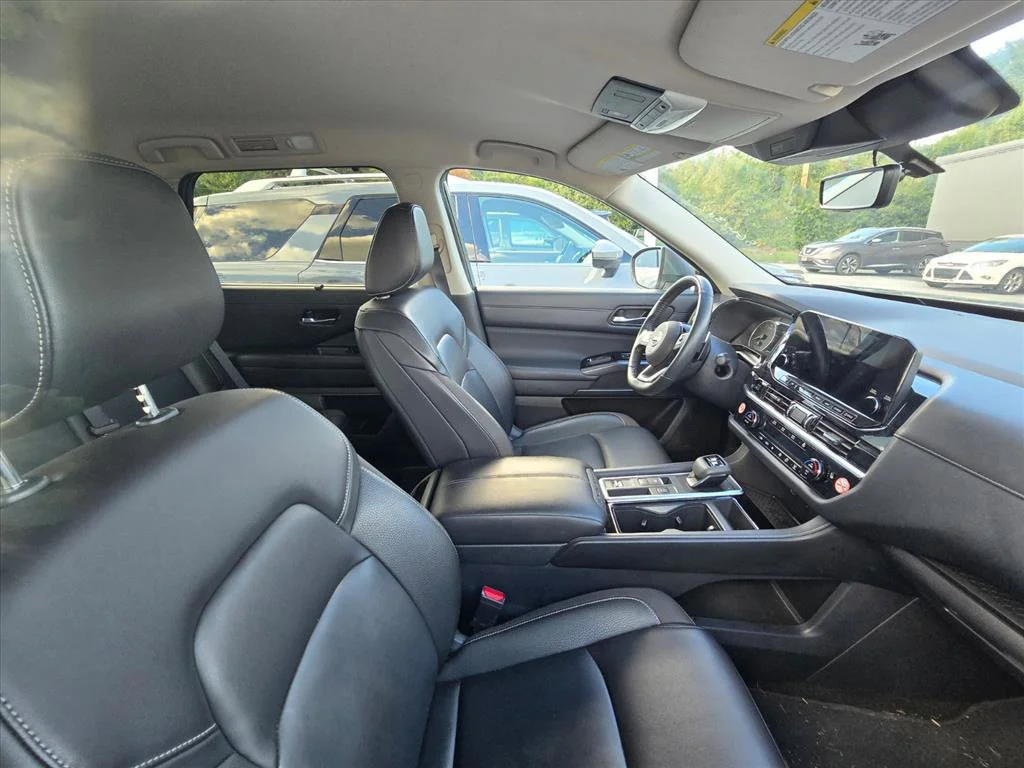 Used 2025 Gray Nissan SL image 9