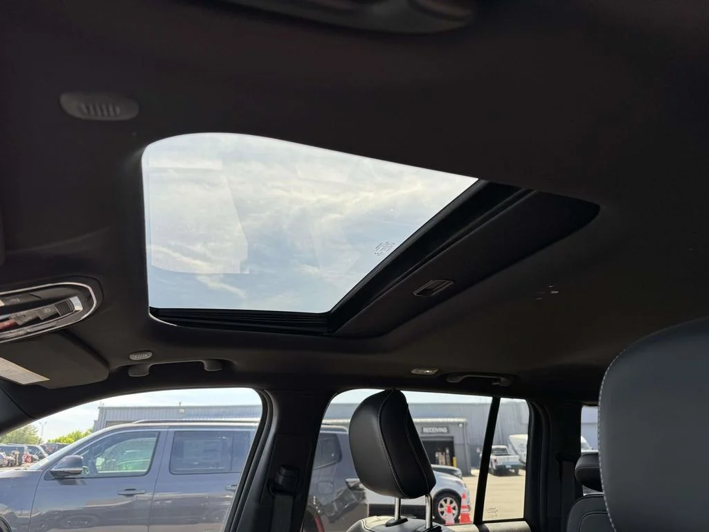 Used 2023 Black Jeep Altitude X image 4